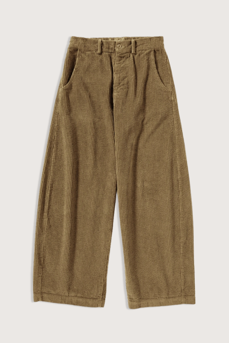 flat lay Panta Sbam Corduroy Pant Fennec Elastic waistband in cotton corduroy
Button and zipper closure
Slight barrel fit
Belt loops
100% Cotton
