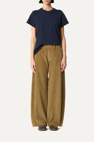 front profile model wearing Panta Sbam Corduroy Pant Fennec Elastic waistband in cotton corduroy
Button and zipper closure
Slight barrel fit
Belt loops
100% Cotton