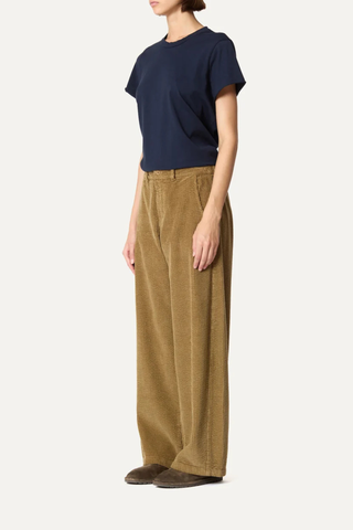 side profile model wearing Panta Sbam Corduroy Pant Fennec Elastic waistband in cotton corduroy
Button and zipper closure
Slight barrel fit
Belt loops
100% Cotton