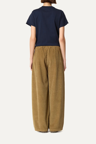 back profile model wearing Panta Sbam Corduroy Pant Fennec Elastic waistband in cotton corduroy
Button and zipper closure
Slight barrel fit
Belt loops
100% Cotton