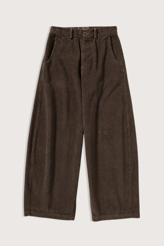 flat lay Panta Sbam Corduroy Pant Teak Elastic waistband in cotton corduroy
Button and zipper closure
Slight barrel fit
Belt loops
100% Cotton