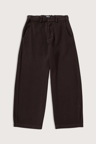 flat lay Panta Sbam Cotton Twill Pant Cacao brown Elastic waistband in cotton cover
Button and zip closure
Slight barrel fit
Belt loops
100% Cotton