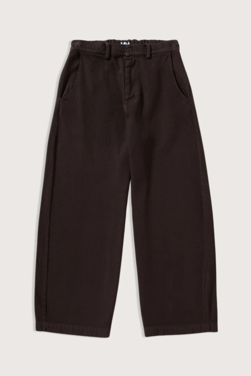flat lay Panta Sbam Cotton Twill Pant Cacao brown Elastic waistband in cotton cover
Button and zip closure
Slight barrel fit
Belt loops
100% Cotton