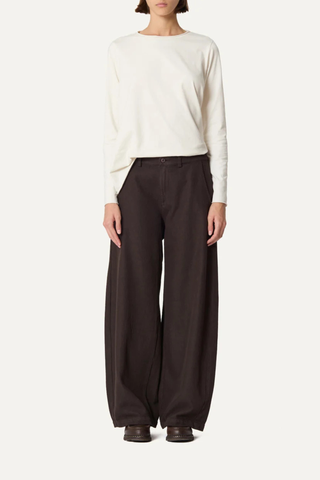 front profile model wearing Panta Sbam Cotton Twill Pant Cacao brown Elastic waistband in cotton cover
Button and zip closure
Slight barrel fit
Belt loops
100% Cotton