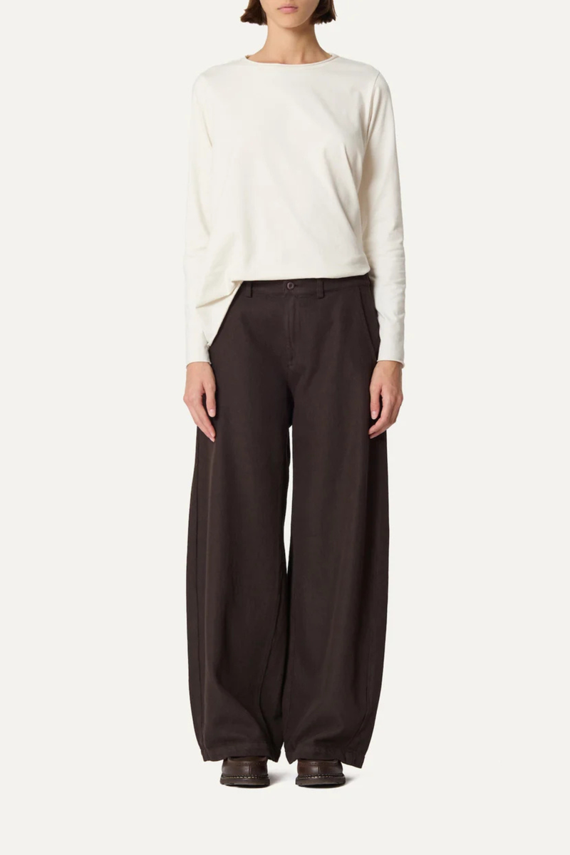 front profile model wearing Panta Sbam Cotton Twill Pant Cacao brown Elastic waistband in cotton cover
Button and zip closure
Slight barrel fit
Belt loops
100% Cotton