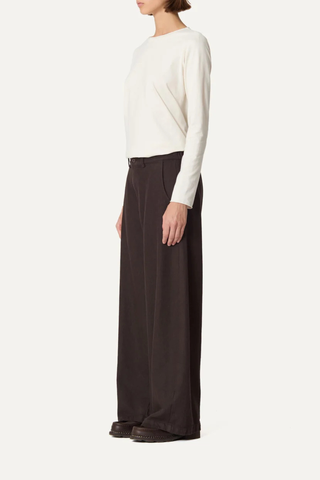 side profile model wearing Panta Sbam Cotton Twill Pant Cacao brown Elastic waistband in cotton cover
Button and zip closure
Slight barrel fit
Belt loops
100% Cotton