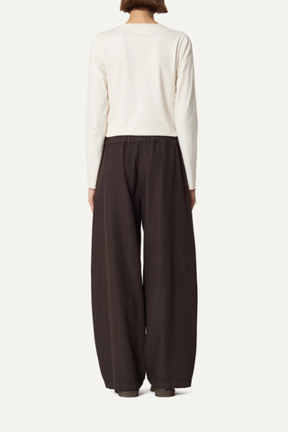 back profile model wearing Panta Sbam Cotton Twill Pant Cacao brown Elastic waistband in cotton cover
Button and zip closure
Slight barrel fit
Belt loops
100% Cotton