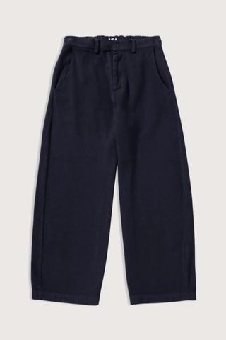 flat lay Panta Sbam Cotton Twill Pant Midnight blue Elastic waistband in cotton cover
Button and zip closure
Slight barrel fit
Belt loops
100% Cotton