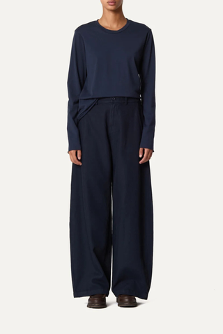 front profile model wearing Panta Sbam Cotton Twill Pant Midnight blue Elastic waistband in cotton cover
Button and zip closure
Slight barrel fit
Belt loops
100% Cotton