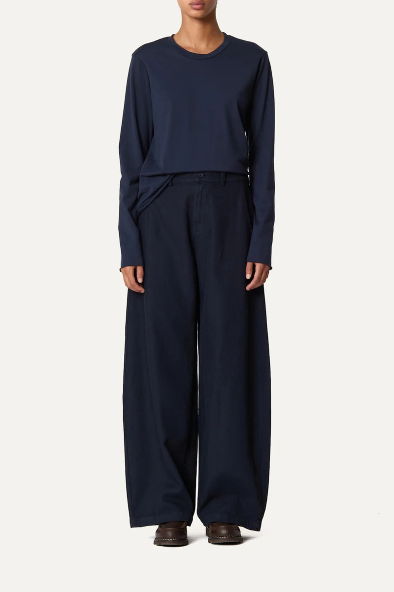 front profile model wearing Panta Sbam Cotton Twill Pant Midnight blue Elastic waistband in cotton cover
Button and zip closure
Slight barrel fit
Belt loops
100% Cotton