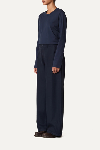 side profile model wearing Panta Sbam Cotton Twill Pant Midnight blue Elastic waistband in cotton cover
Button and zip closure
Slight barrel fit
Belt loops
100% Cotton