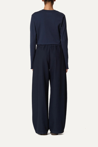 back profile model wearing Panta Sbam Cotton Twill Pant Midnight blue Elastic waistband in cotton cover
Button and zip closure
Slight barrel fit
Belt loops
100% Cotton