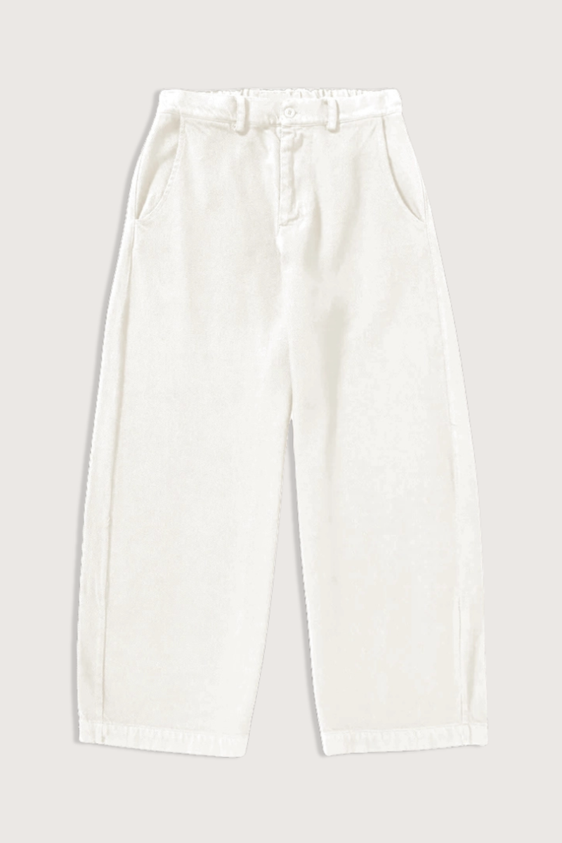 flat lay Panta Sbam Cotton Twill Pant Winter White Elastic waistband in cotton cover
Button and zip closure
Slight barrel fit
Belt loops
100% Cotton