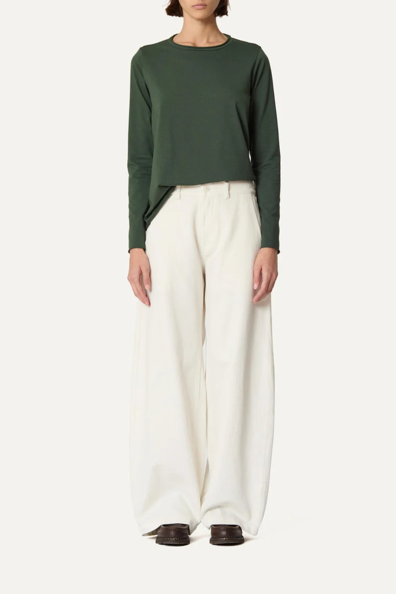 front profile model wearing Panta Sbam Cotton Twill Pant Winter White Elastic waistband in cotton cover
Button and zip closure
Slight barrel fit
Belt loops
100% Cotton
