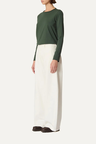 side profile model wearing Panta Sbam Cotton Twill Pant Winter White Elastic waistband in cotton cover
Button and zip closure
Slight barrel fit
Belt loops
100% Cotton