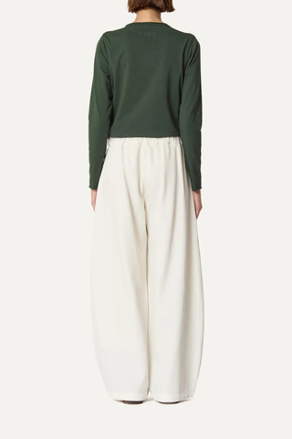 back profile model wearing Panta Sbam Cotton Twill Pant Winter White Elastic waistband in cotton cover
Button and zip closure
Slight barrel fit
Belt loops
100% Cotton