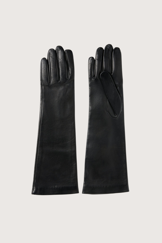 flat lay Park Leather Gloves Black Mid-length gloves
Supple leather
Three point stitches at the back of the hand
Clean finished cuff
Cut to extend past the wrist for coverage under outerwear
Handmade with light silk jersey lining