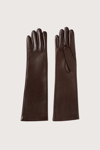 flat lay Park Leather Gloves Chocolate Mid-length gloves
Supple leather
Three point stitches at the back of the hand
Clean finished cuff
Cut to extend past the wrist for coverage under outerwear
Handmade with light silk jersey lining