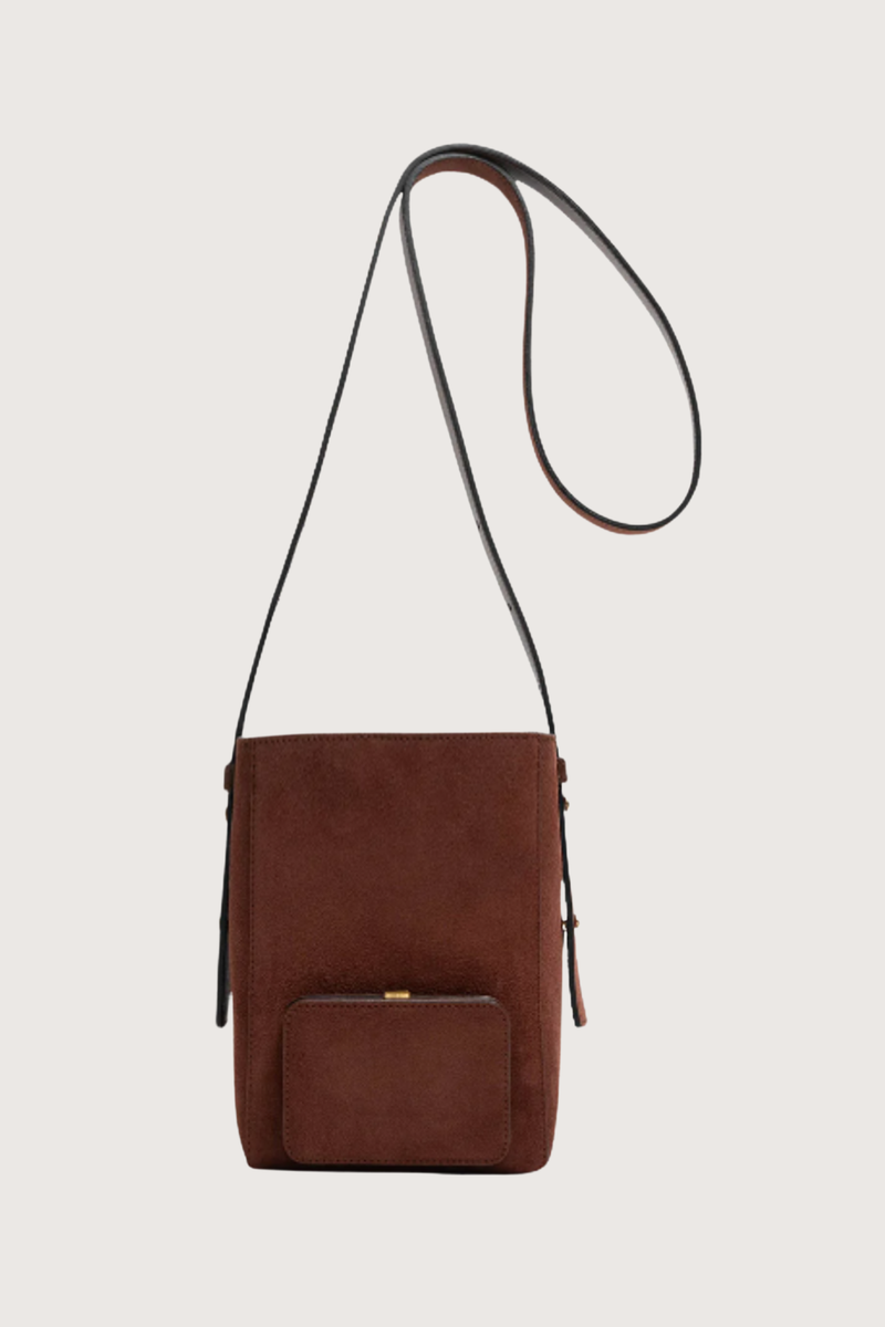 front profile Parker M Long Strap Bag Marron Suede calfskin
Exterior pocket
Rectangle shape
Adjustable straps
100% Suede
Magnetic closure