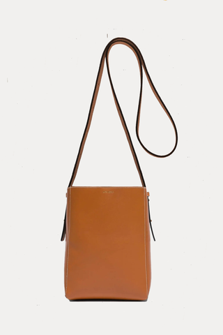 back profile Parker M Soft Long Strap leather Tan bag with adjustable strap with stamped logo