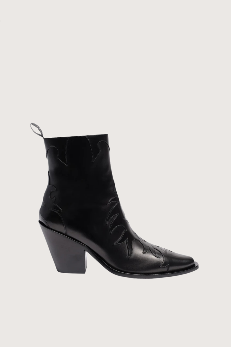 side profile Parma Leather Boots With Side Zipper black nero Western boots
Classic calfskin
Decorated with flame cutouts
Inside zip
Bevelled heel
Leather sole
8cm heel