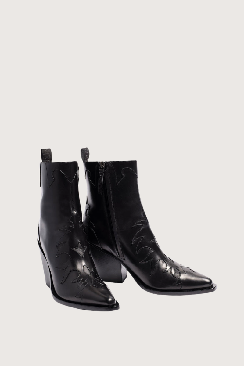 angled profile Parma Leather Boots With Side Zipper black nero Western boots
Classic calfskin
Decorated with flame cutouts
Inside zip
Bevelled heel
Leather sole
8cm heel