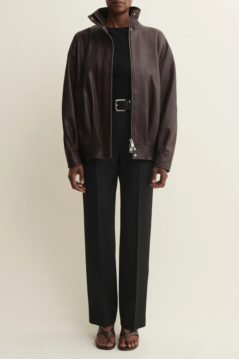 front profile model wearing unzipped Paula Vegetal Leather Jacket coffee bean brown Oversized jacket
High collar
hidden zipper closure
Relaxed yet structured silhouette
100% Sheep Leather