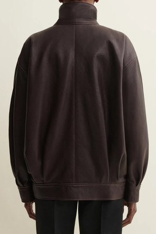 back profile model wearing Paula Vegetal Leather Jacket coffee bean brown Oversized jacket
High collar
hidden zipper closure
Relaxed yet structured silhouette
100% Sheep Leather