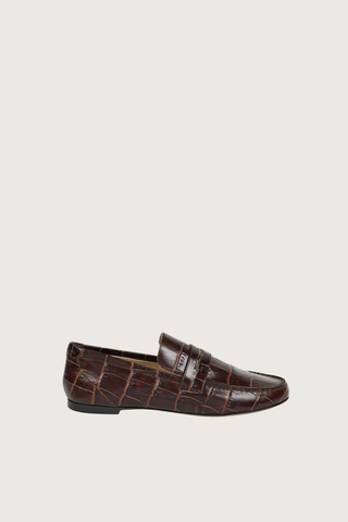 side profile Penny Loafer Croc oxblood Classic penny strap
Leather lining
Leather insole
Croc effect embossed on leather
Leather sole with anti slip rubber injection
Old world Sacchetto construction