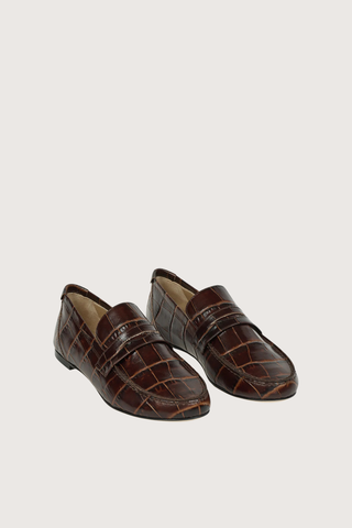 angled profile Penny Loafer Croc oxblood Classic penny strap
Leather lining
Leather insole
Croc effect embossed on leather
Leather sole with anti slip rubber injection
Old world Sacchetto construction