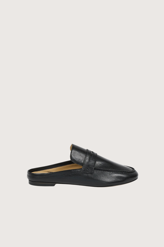 side profile Penny Mule Black leather Backless version of Jamie Haller's classic Penny Loafer
Slip on ease
Handmade in Italian Bufalini
Sizing is the same as the classic Penny Loafer