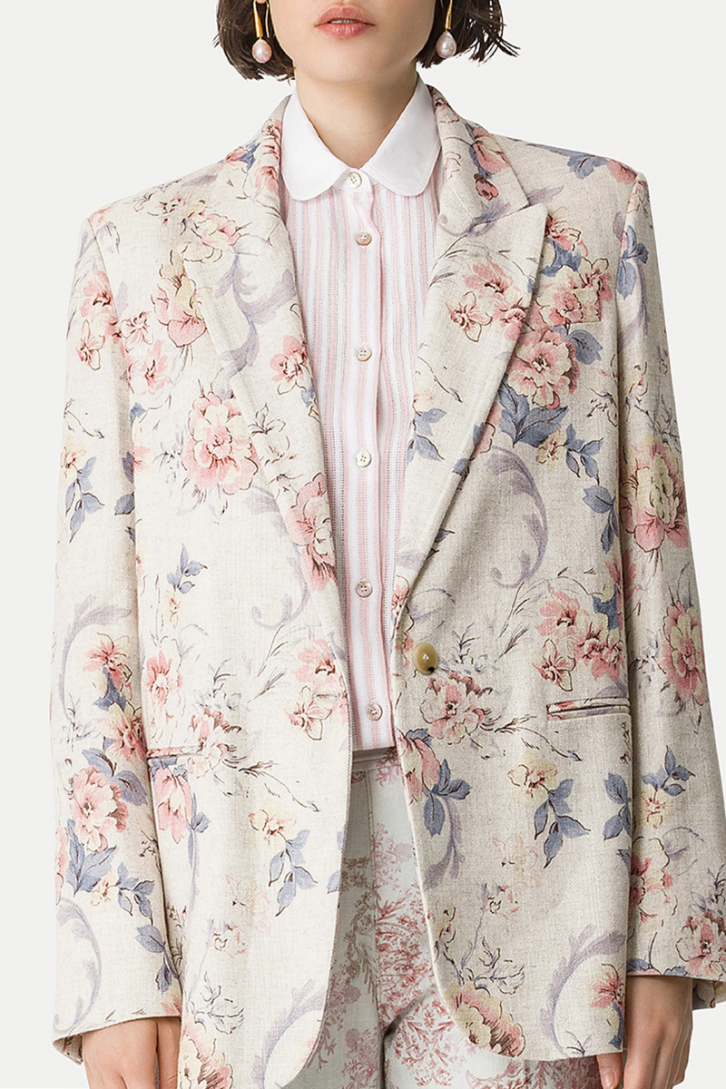 front profile model wearing Peonia Linen Jacket “Peonia my love” motif
Single breasted
Lightly padded shoulders
Back vent

Tailored fit


70% viscose 30% linen