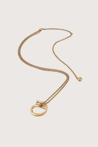 flat lay Petit Round Trip Necklace vermeil Closed and crazy shapes that encircle the body. These pieces loop around endlessly, from starting point to finish line.
Silver 925 coated with 18 Karat gold (Vermeil 5 microns)
Chain length: 80cm
Adjustable chain