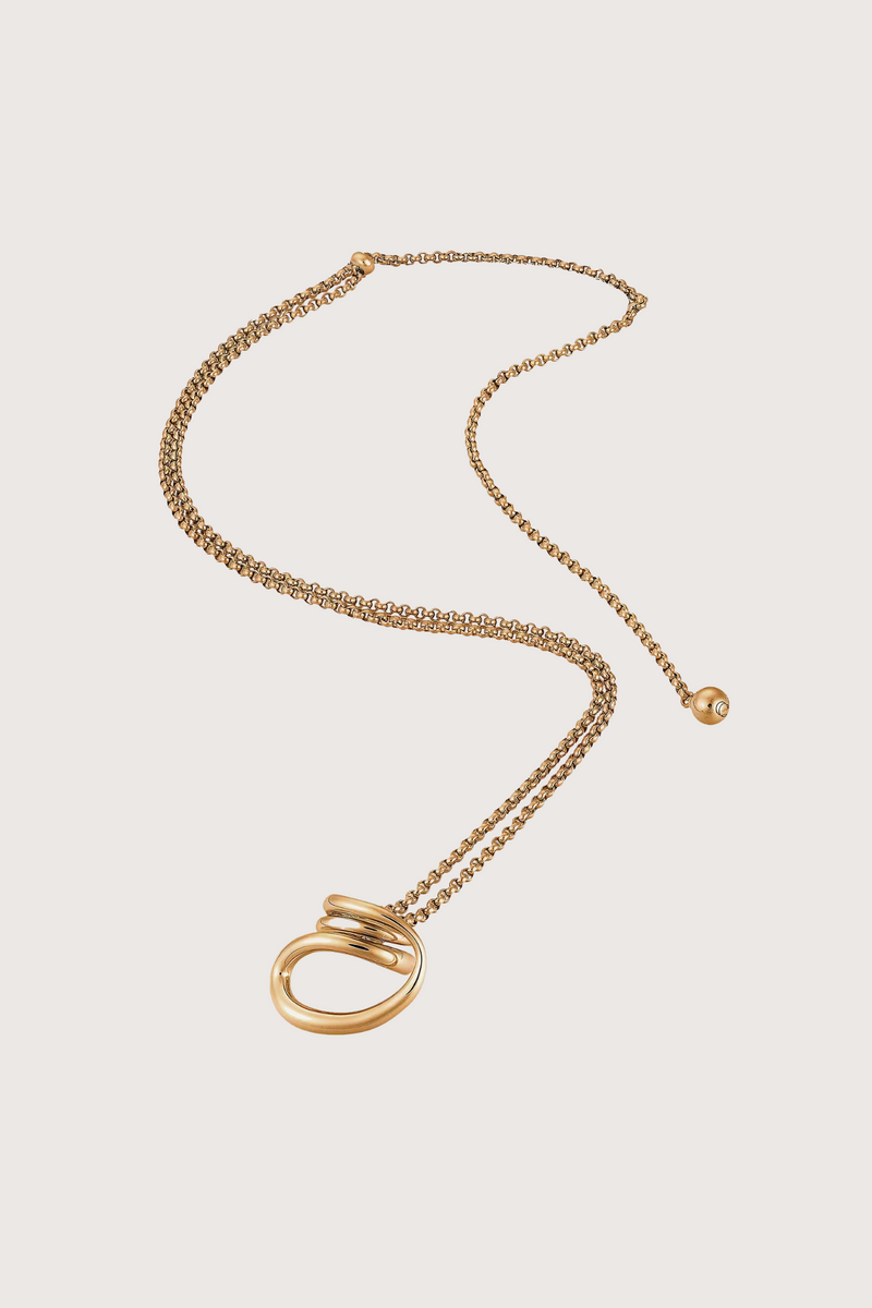 flat lay Petit Round Trip Necklace vermeil Closed and crazy shapes that encircle the body. These pieces loop around endlessly, from starting point to finish line.
Silver 925 coated with 18 Karat gold (Vermeil 5 microns)
Chain length: 80cm
Adjustable chain
