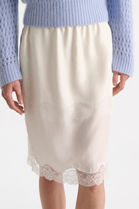 front profile model wearing Playful Volumes Skirt Camella White Lingerie-inspired skirt
Scalloped lace trim around the hemline
100 % Silk
Double layer silk Habotai lingerie-style skirt
Lace hem with scalloped edge
Silk Habotai lining with lace detail