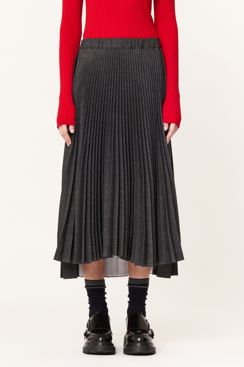 front profile model wearing Pleated Skirt melange Pleated
Midi length
Grey melange grisaille
Front slender pleats
Large pleats on the back
Asymmetric hem
Elasticated waist
Fits true to size
100% Polyester | LINING: 100% Cotton