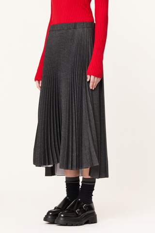 side profile model wearing Pleated Skirt melange Pleated
Midi length
Grey melange grisaille
Front slender pleats
Large pleats on the back
Asymmetric hem
Elasticated waist
Fits true to size
100% Polyester | LINING: 100% Cotton