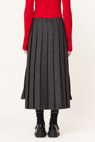 back profile model wearing Pleated Skirt melange Pleated
Midi length
Grey melange grisaille
Front slender pleats
Large pleats on the back
Asymmetric hem
Elasticated waist
Fits true to size
100% Polyester | LINING: 100% Cotton