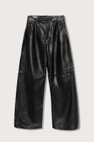flat lay Pleated Wide Leather Pant black Pleated wide leg leather pant
This style runs large. We recommend sizing down.
100% Sheep Leather and Polyester Lining