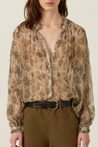 front profile model wearing Poet Lemon Snake Skin Shirt light yellow Loose fit
Snakeskin-print
Ruffled collar
Dramatically gathered sleeves
100% Airy cupro-chiffon

French Seams
Button Front
