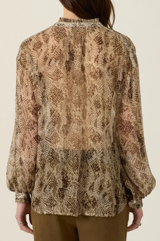 back profile model wearing Poet Lemon Snake Skin Shirt light yellow Loose fit
Snakeskin-print
Ruffled collar
Dramatically gathered sleeves
100% Airy cupro-chiffon

French Seams
Button Front