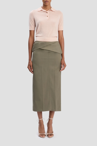 front profile model wearing Polo Collar Top pale rose Lightweight fine guage knit
Integral rib trims
Polo traditional collar with buttons
Back neck VB logo embroidery
Relaxed raglan sleeve