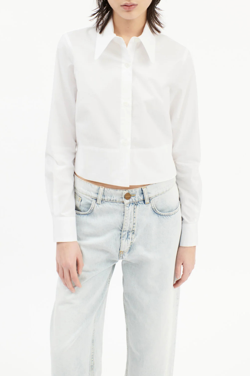 front profile model wearing Poplin Cropped Long Sleeve Shirt white Long sleeve
Button-down
100% poplin cotton
Cropped fit
True to size