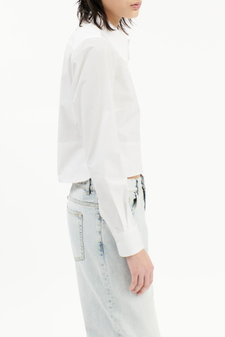 side profile model wearing Poplin Cropped Long Sleeve Shirt white Long sleeve
Button-down
100% poplin cotton
Cropped fit
True to size