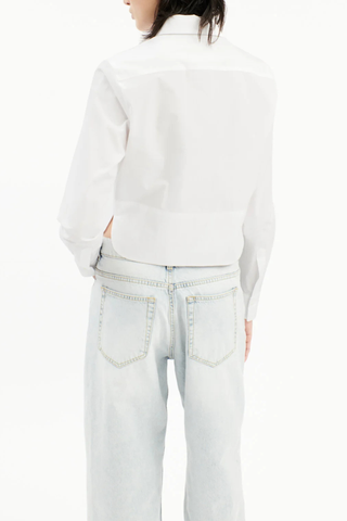 back profile model wearing Poplin Cropped Long Sleeve Shirt white Long sleeve
Button-down
100% poplin cotton
Cropped fit
True to size
