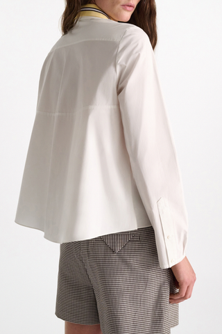 back profile model wearing Poplin Power Blouse white with Lemon Knit white Contrast color striping
96 % Cotton, 4 % Elastane
A-line cotton poplin shirt with removable collar
Knit polo collar
Raw finish cuffs