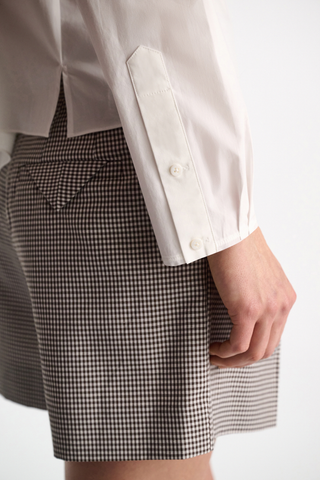 close up sleeve detail for Poplin Power Blouse white with Lemon Knit white Contrast color striping
96 % Cotton, 4 % Elastane
A-line cotton poplin shirt with removable collar
Knit polo collar
Raw finish cuffs