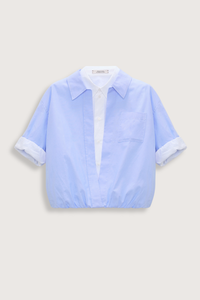 flat lay Powerful Ease Blouse oxford blue white 100 % Cotton
Full double-layer cropped blouson blouse with half sleeves
First layer in white stretch poplin, top layer in light blue oxford
First layer has a hidden placket
Top layer with chest pocket and without buttons
Turn up cuffs
Elastic hem