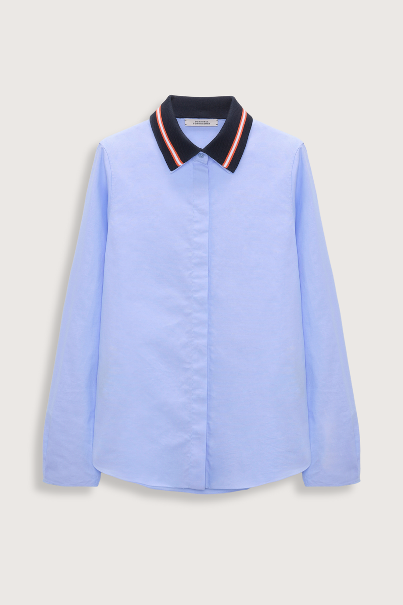 flat lay Powerful Ease Blouse oxford blue with Navy Collar Contrast color striping
The shirt has a slim tailored fit
100 % Cotton
Cotton oxford shirt with removable polo collar
Removable striped polo collar
Raw finish cuffs