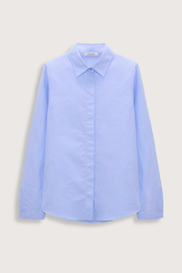flatlay witthout contrast collar Contrast color striping
The shirt has a slim tailored fit
100 % Cotton
Cotton oxford shirt with removable polo collar
Removable striped polo collar
Raw finish cuffs
